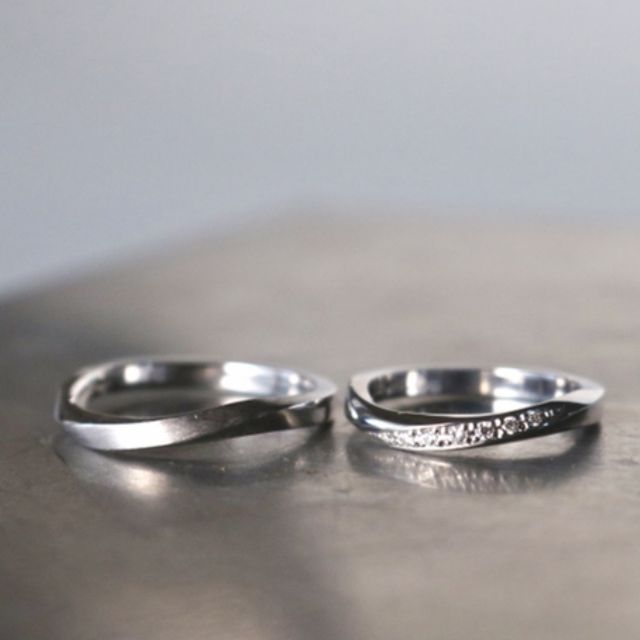 【鶴(mikoto)の口コミ】 シルバーリングで結婚指輪のテイストは保ちながらも普段使いする上でおし…