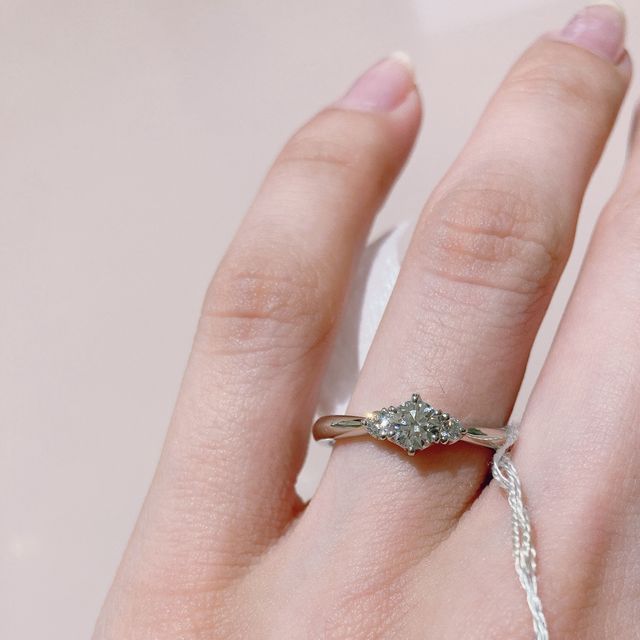 【TRECENTI(トレセンテ)の口コミ】 3石タイプのものを探していました。理想通りの形とデザインで、テンション…