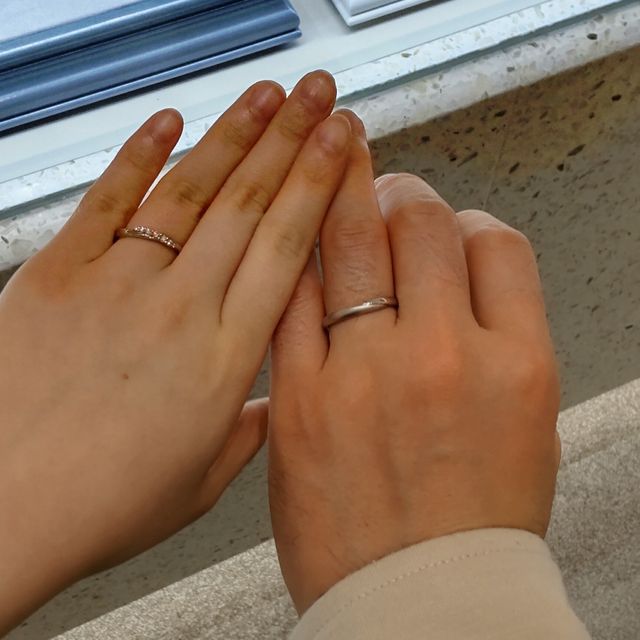 【4℃ BRIDAL(ヨンドシーブライダル)の口コミ】 メレダイヤが立て爪で留めてあり、光がしっかり取り込まれるため、埋め込…