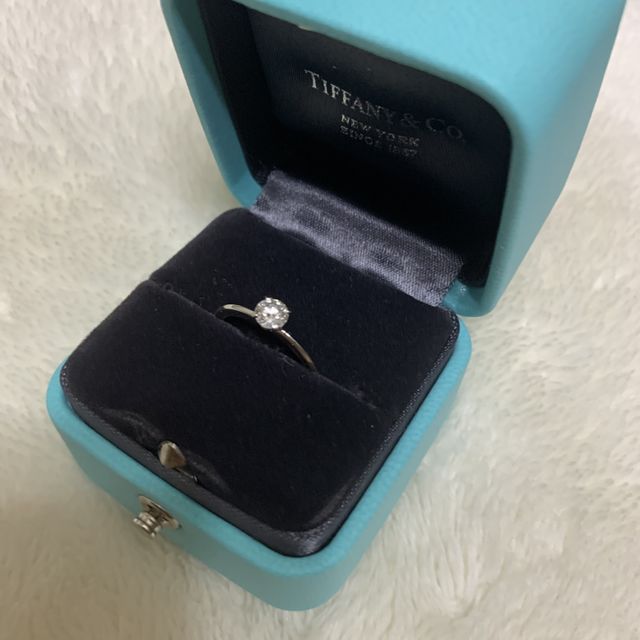 【ティファニー(Tiffany & Co.)の口コミ】 指輪のリングの部分が細くなっており、小ぶりなダイヤモンドであっても、…