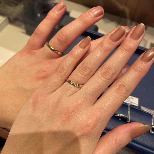 【銀座ダイヤモンドシライシの口コミ】 指輪のデザインが2人とも気に入ったこと、着け心地がよかったことです。様…