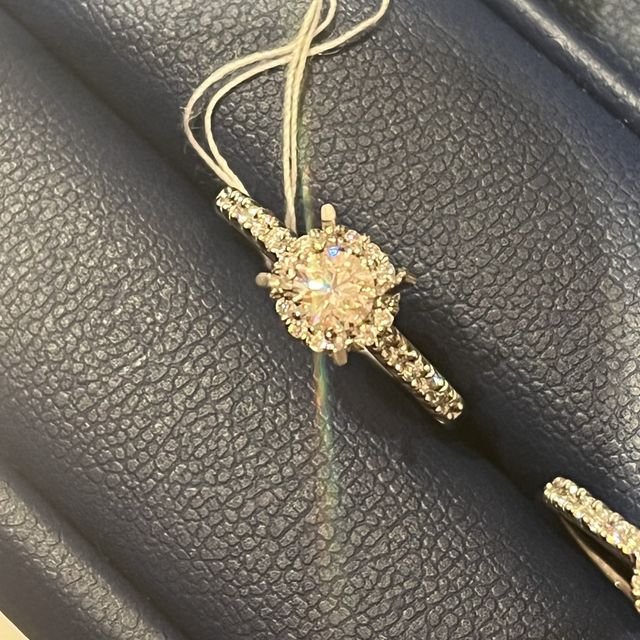 【銀座ダイヤモンドシライシの口コミ】 ダイヤを囲むデザインのものが欲しくてこのデザインにたどり着きました。
…