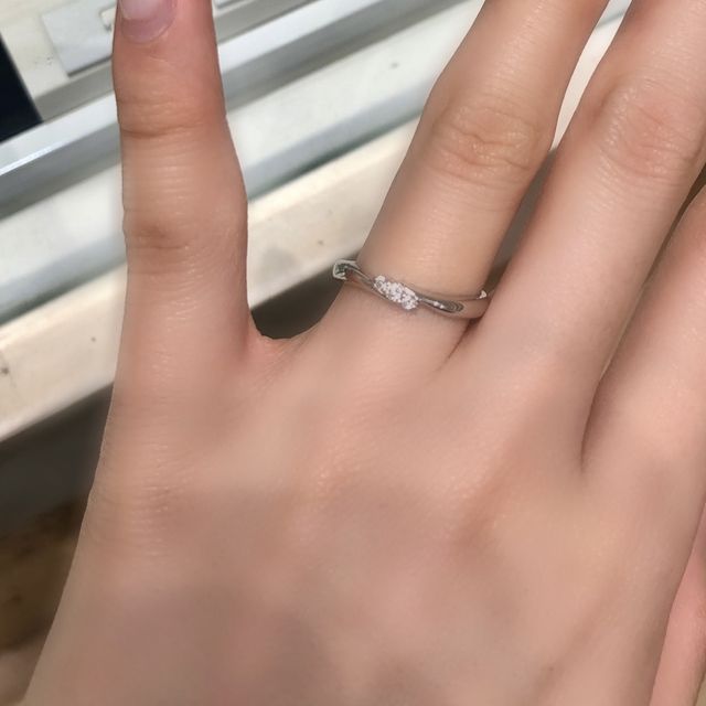 【BLOOM(ブルーム)の口コミ】 ダイヤの存在感がよくわかる、デザイン性の高いリングでした！ 婚約指輪の…