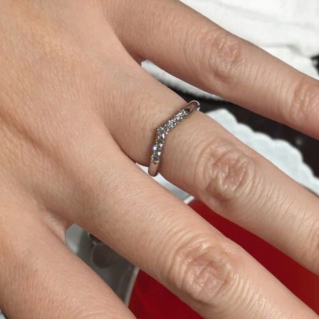 【ケイウノ ブライダル(K.UNO BRIDAL)の口コミ】 メレダイヤがたくさん入ったV字型のフォルムで個性的であり他ではあまり見…