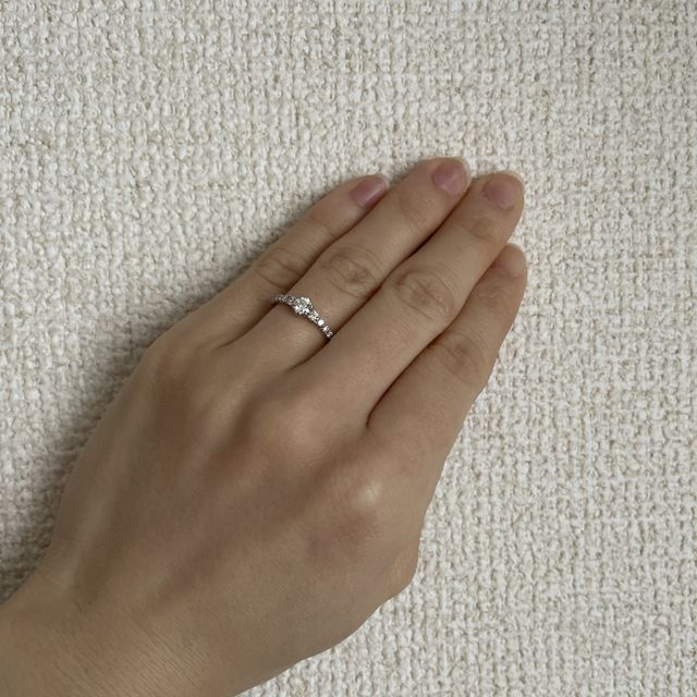 【銀座ダイヤモンドシライシの口コミ】 ハーフエタニティのようにキラキラしたデザインを見て、スマイリングポピ…