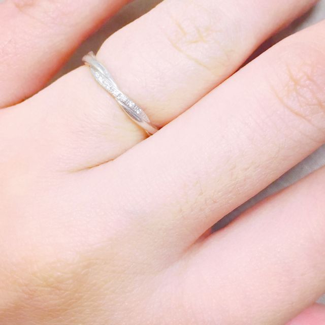 【STAR JEWELRY(スタージュエリー)の口コミ】 華奢なのに少し凝ったねじりのデザインと小粒のダイヤが気に入りました。…