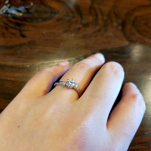 【アンジェリックフォセッテ(Angelique Fossette)の口コミ】 形、色共に素敵なダイヤに出会い、フェア期間中ということもあり値段も予…