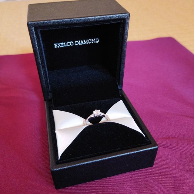 【エクセルコダイヤモンド(EXELCO DIAMOND)の口コミ】 緩やかなV字リングを探していました。
こちらのティーローズは、パッと見…
