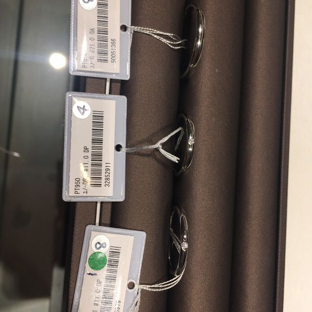 【アイプリモ(I-PRIMO)の口コミ】 シンプルなデザインの指輪を一点一点並べて比較し、シンプルでかつエレガ…