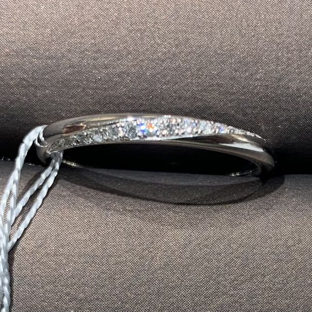 【アイプリモ(I-PRIMO)の口コミ】 ストレートな形だが、ダイヤは斜めに並んでいてオシャレでした。私のゴツ…