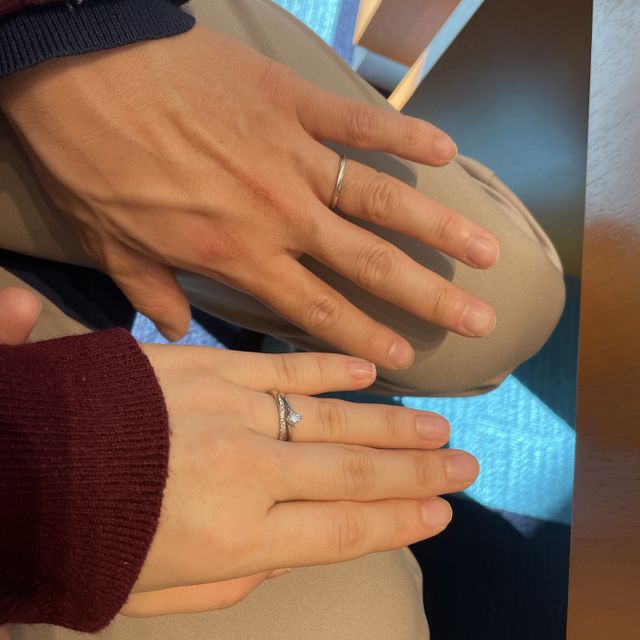 【銀座ダイヤモンドシライシの口コミ】 細めの指輪で、普段使いしやすいものを選びました。お店では、自分達の要…