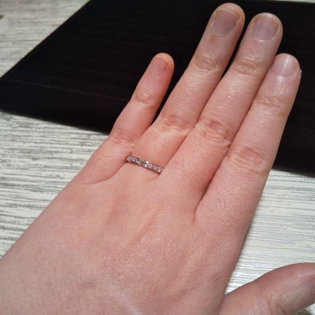 【TRECENTI(トレセンテ)の口コミ】 プラチナ製のハーフエタニティです。真ん中にダイヤの石が一粒、周りより…