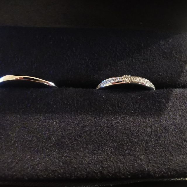 【ラザール ダイヤモンド(LAZARE DIAMOND)の口コミ】 婚約指輪は購入しないつもりだったので、少し派手なハーフエタニティのリ…