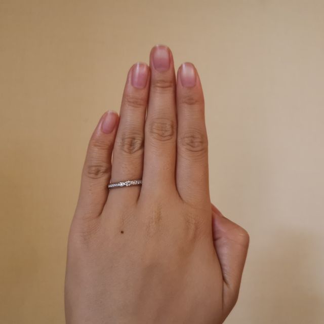 【ラザール ダイヤモンド(LAZARE DIAMOND)の口コミ】 婚約指輪は購入しないつもりだったので、少し派手なハーフエタニティのリ…