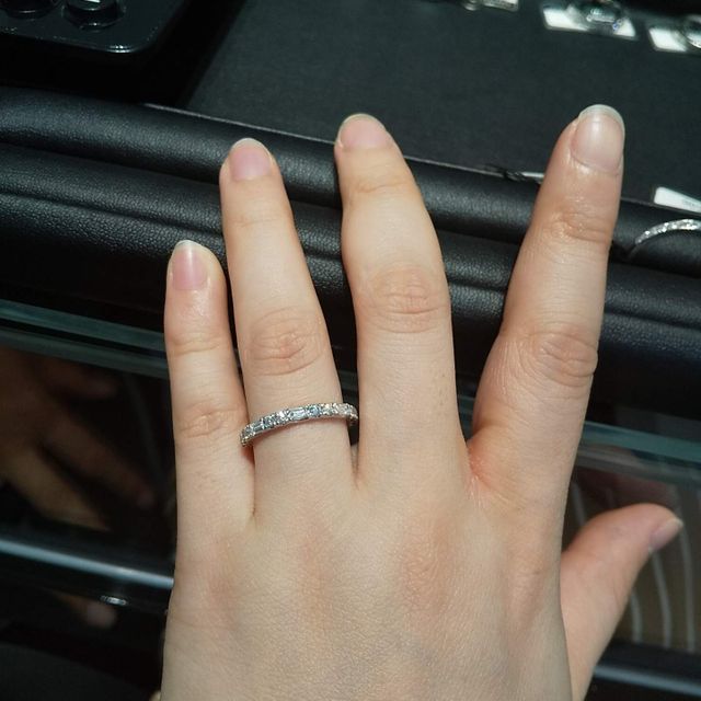 【エクセルコダイヤモンド(EXELCO DIAMOND)の口コミ】 ハーフエタニティリングを探していて、ダイヤの形がラウンドとスクエアの…