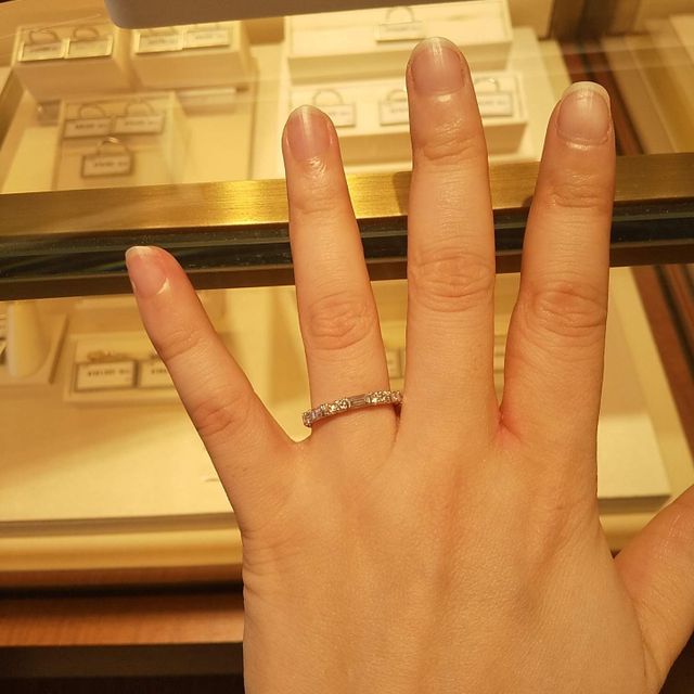 【ギンザタナカブライダル(GINZA TANAKA BRIDAL)の口コミ】 ハーフエタニティリングで、ラウンド型とスクエア型のダイヤが特徴的なデ…