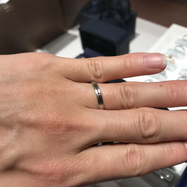 【銀座ダイヤモンドシライシの口コミ】 人気のブーケデザインはダイヤモンドが左斜め上りのデザインのため、指輪…