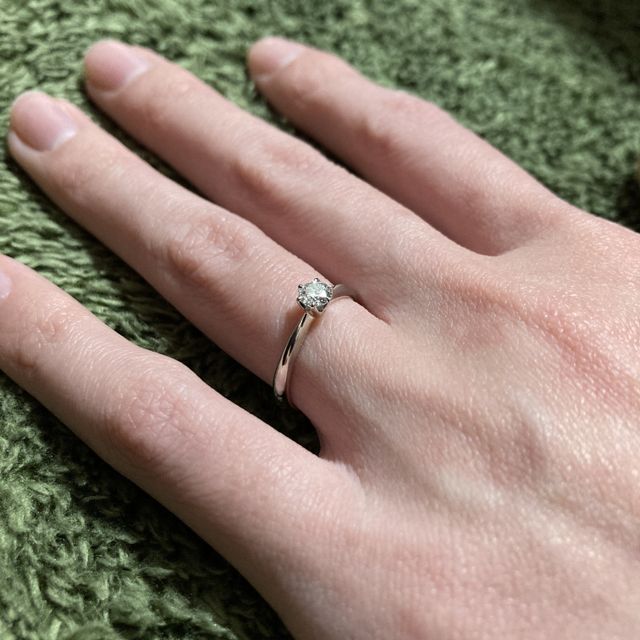 【ラザール ダイヤモンド(LAZARE DIAMOND)の口コミ】 結婚指輪と重ね付けしても可愛く映えるシンプルなデザインです。普段のお…