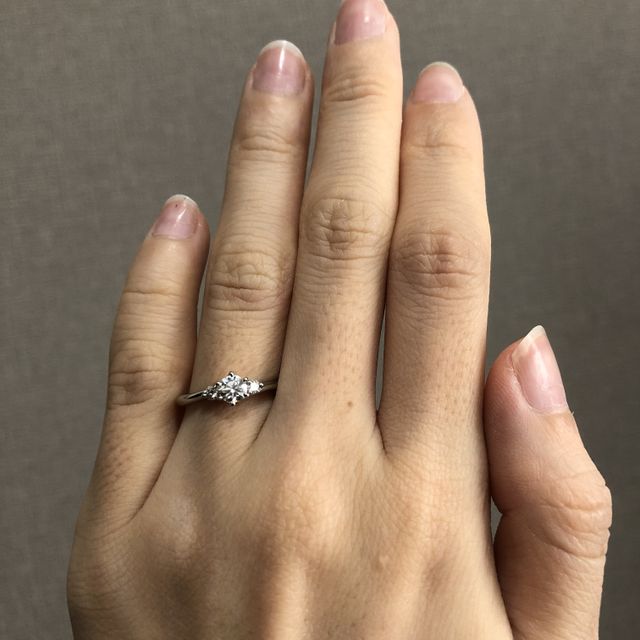 【銀座ダイヤモンドシライシの口コミ】 彼女の指の太さからリングの大きさとダイヤの大きさがマッチするものを選…