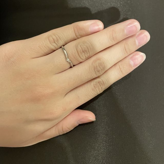 【ラザール ダイヤモンド(LAZARE DIAMOND)の口コミ】 小ぶりなダイヤですが、輝きがありかわいいです。仕事もつけてもいいし、…