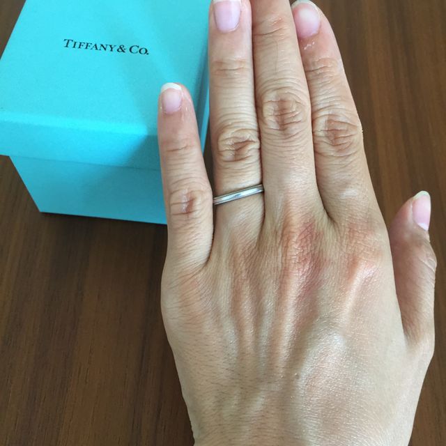 【ティファニー(Tiffany & Co.)の口コミ】 シンプルで装飾が少ないデザインでいくつか目星をつけてました。
店員さん…