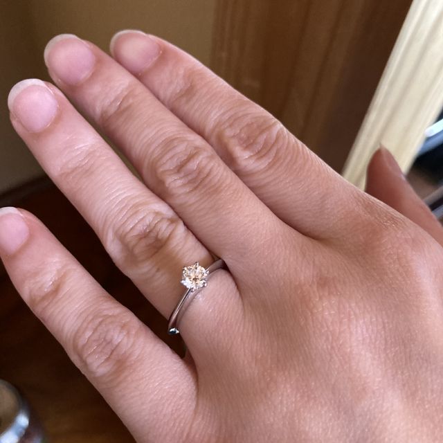 【ティファニー(Tiffany & Co.)の口コミ】 シンプルで結婚指輪と重ね付けしやすいデザインというものを重視した。ダ…