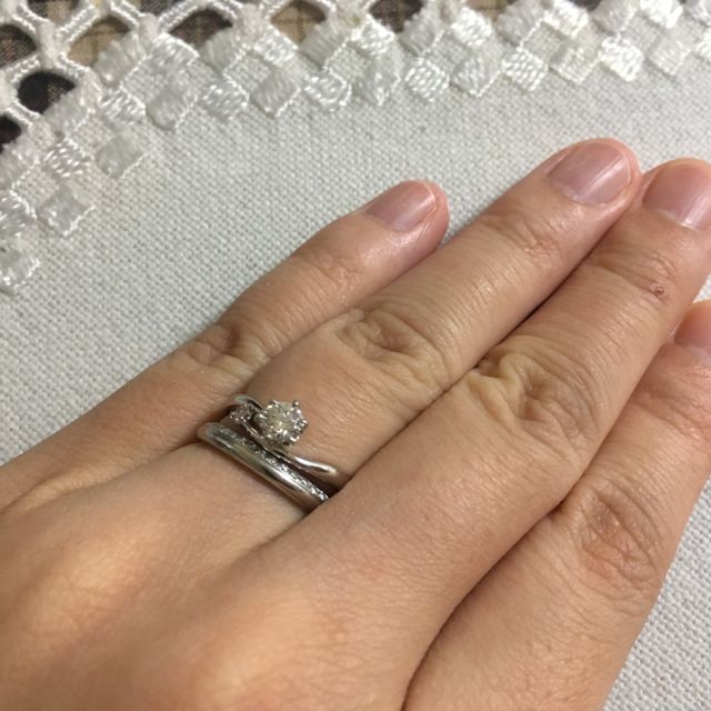 【アイプリモ(I-PRIMO)の口コミ】 一番の決め手はデザインでした。メインの石に寄り添うように小さなカラー…