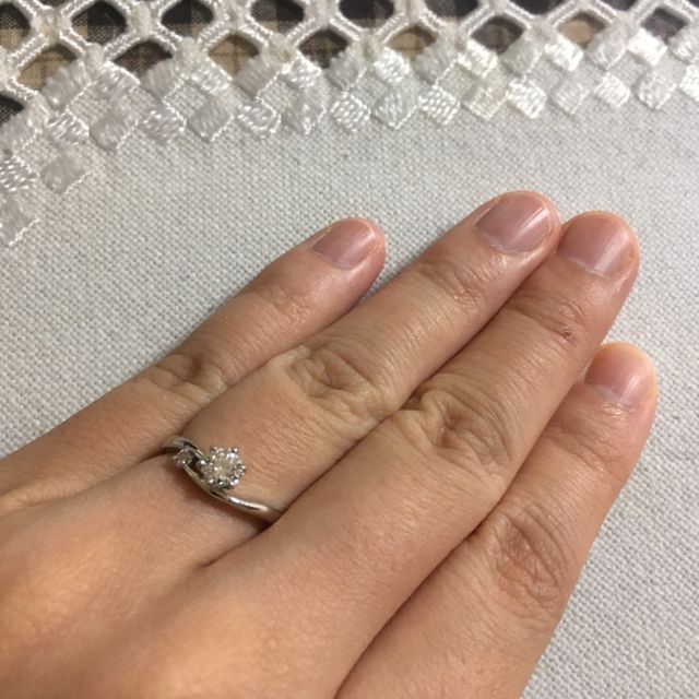 【アイプリモ(I-PRIMO)の口コミ】 一番の決め手はデザインでした。メインの石に寄り添うように小さなカラー…