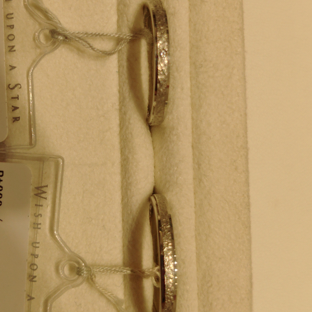 【festaria VOYAGE(フェスタリア ボヤージュ)の口コミ】 形状はシンプルですが中央がざらついたデザイン。
縁は艶のあるデザインで…