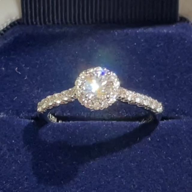 【銀座ダイヤモンドシライシの口コミ】 リングのデザインとルースのクォリティで決定しました♡
リングは、ヘイロ…