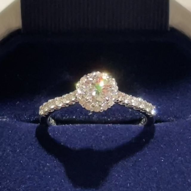 【銀座ダイヤモンドシライシの口コミ】 リングのデザインとルースのクォリティで決定しました♡
リングは、ヘイロ…