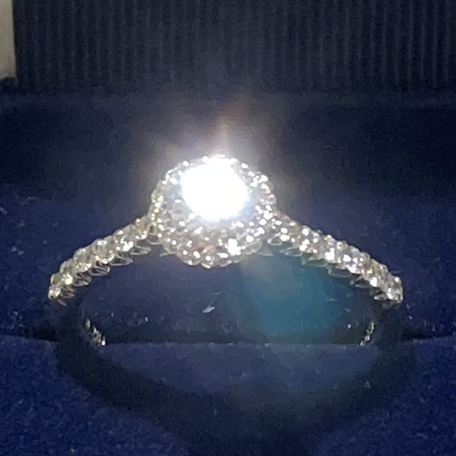 【銀座ダイヤモンドシライシの口コミ】 リングのデザインとルースのクォリティで決定しました♡
リングは、ヘイロ…