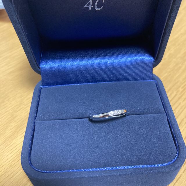 【4℃ BRIDAL(ヨンドシーブライダル)の口コミ】 決め手はデザインの良さと価格の手頃さのバランスです。まず価格として、2…