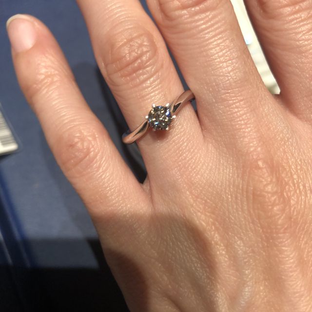 【銀座ダイヤモンドシライシの口コミ】 結婚指輪のデザインを決めていないのですが、結婚後は重ね付けをしたかっ…