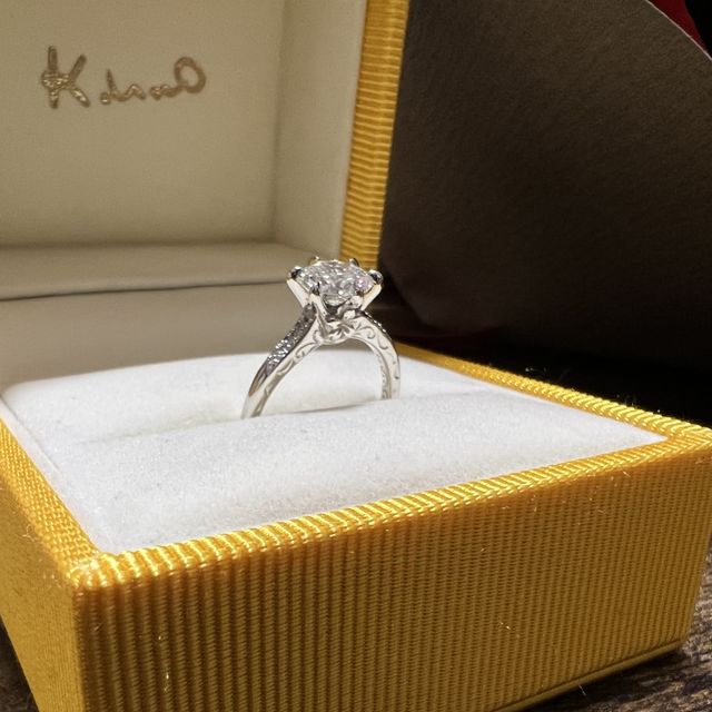 【ケイウノ ブライダル(K.UNO BRIDAL)の口コミ】 ダイヤのサイズに合うフレームがなく、フルオーダーでつくってもらったの…