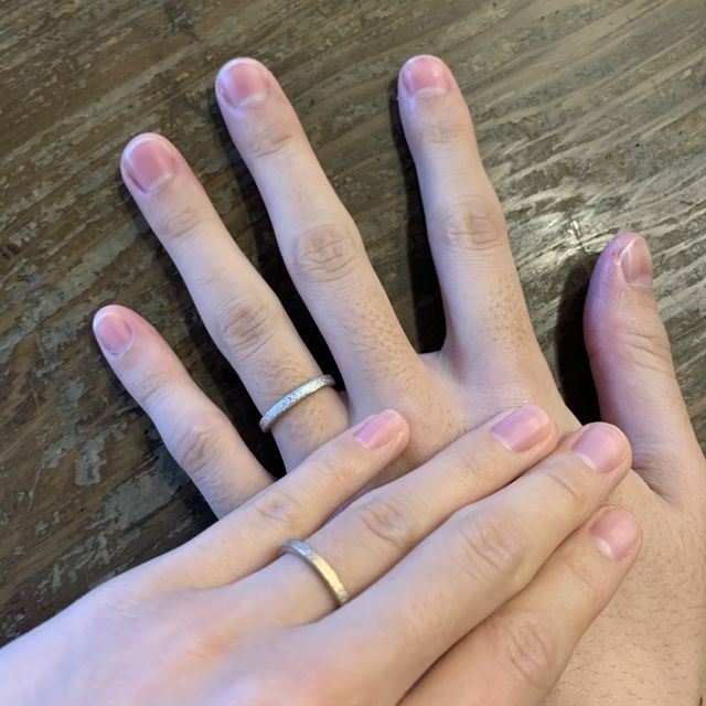 【ichi(イチ)の口コミ】 指輪のデザインが他とは違っていて、石っぽい感じが良いと彼がかなり気に…