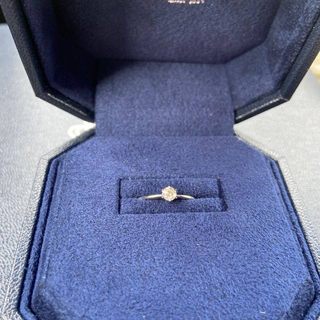 【ROYAL ASSCHER(ロイヤル・アッシャー)の口コミ】 相手型がシンプルなデザインを好む点。デザインや価格帯の相談をしていた…