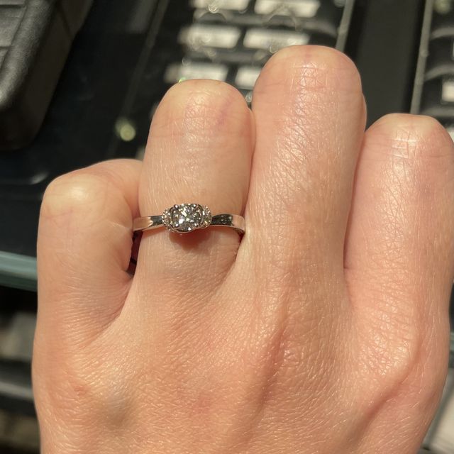 【エクセルコダイヤモンド(EXELCO DIAMOND)の口コミ】 センターダイヤモンドをメレダイヤモンドで包むデザインで実際のダイヤモ…