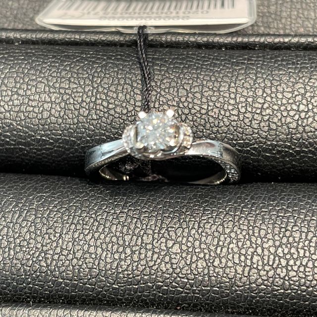 【エクセルコダイヤモンド(EXELCO DIAMOND)の口コミ】 センターダイヤモンドをメレダイヤモンドで包むデザインで実際のダイヤモ…