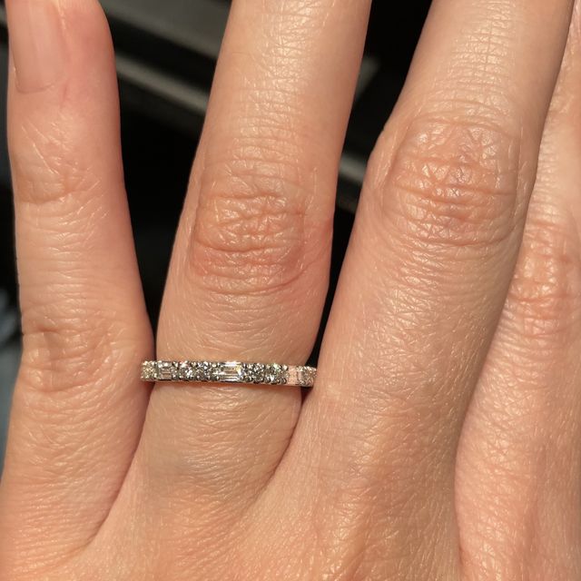 【エクセルコダイヤモンド(EXELCO DIAMOND)の口コミ】 将来的にサイズ変更が可能なハーフエタニティーリングを探していた。バゲ…