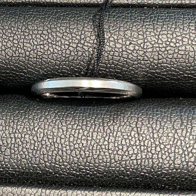 【エクセルコダイヤモンド(EXELCO DIAMOND)の口コミ】 リング表面の艶消しとサイドから見る艶あり部分のデザインの対比、遊びが…