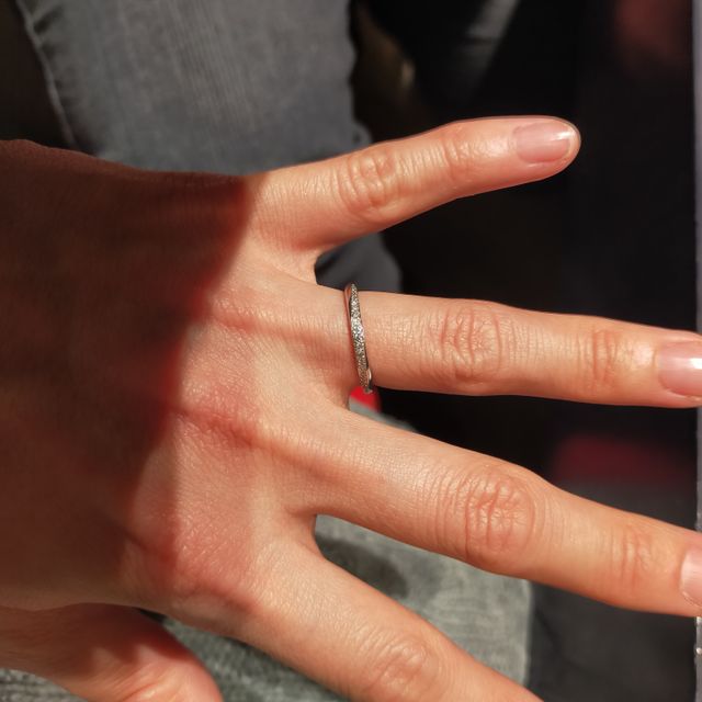 【銀座ダイヤモンドシライシの口コミ】 ストーレートラインに上品にダイヤモンドがあしらわれて、年齢問わずにつ…