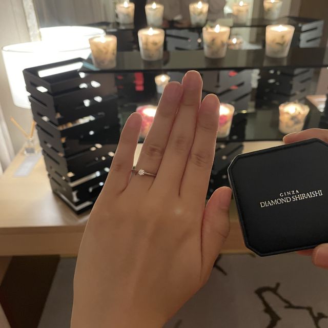 【銀座ダイヤモンドシライシの口コミ】 エバーアフターのデザインが手を取り合っている様子を表していて、横から…