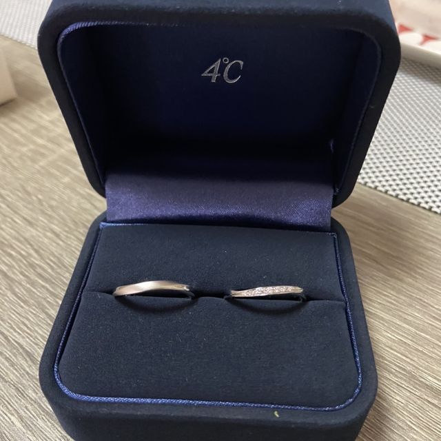 【4℃ BRIDAL(ヨンドシーブライダル)の口コミ】 デザインはシンプルで主張もしっかりある感じで好感が持てたのと実際見た…