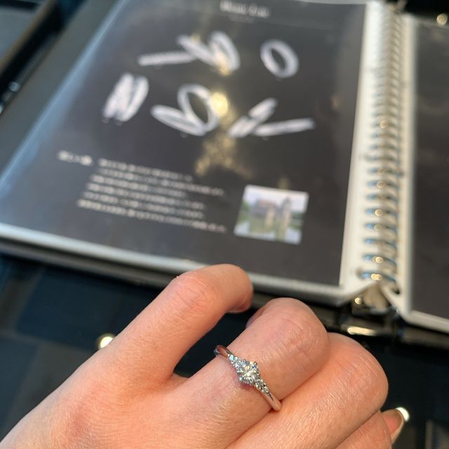 【エクセルコダイヤモンド(EXELCO DIAMOND)の口コミ】 ダイヤモンドが大きすぎず小さすぎずで，サイドにもダイヤモンドがあるこ…