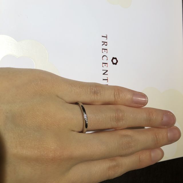 【TRECENTI(トレセンテ)の口コミ】 ストレートのタイプで、ラインのダイヤモンドが入った指輪を探していまし…