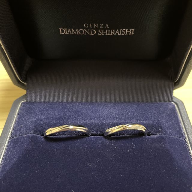 【銀座ダイヤモンドシライシの口コミ】 いくつか指輪を紹介してもらい、つけてみて形が1番しっくりきたのでこちら…