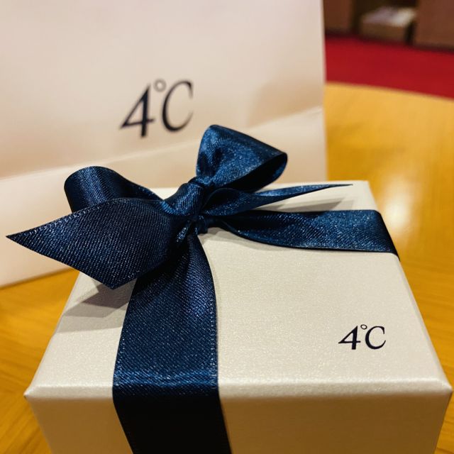 【4℃ BRIDAL(ヨンドシーブライダル)の口コミ】 色々なブランドの指輪をネットで調べていました。
ストレートラインがウェ…