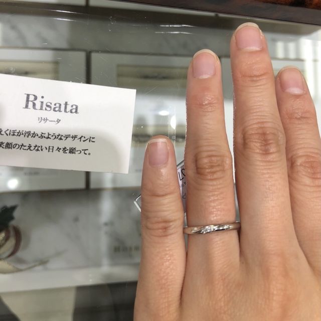 【ケイウノ ブライダル(K.UNO BRIDAL)の口コミ】 斜めに入ったダイヤモンドがさりげなくとても可愛いです。若干太めのデザ…