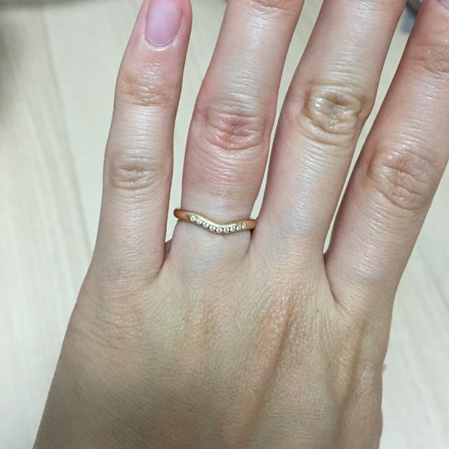 【ティファニー(Tiffany & Co.)の口コミ】 シンプルなものが欲しくて、婚約指輪がゴールドなので、重ね付けできるよ…